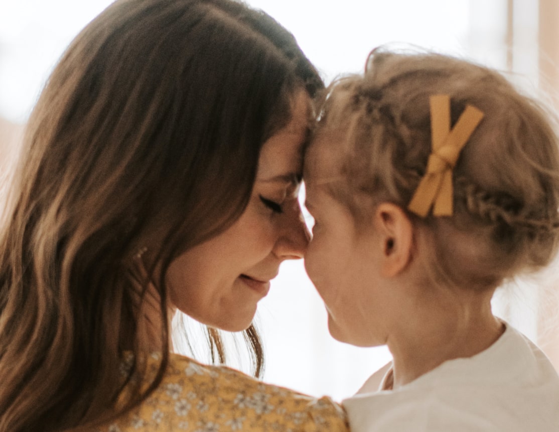 645e3bff9a848abdebe79828_mother-and-daughter-cuddles-min